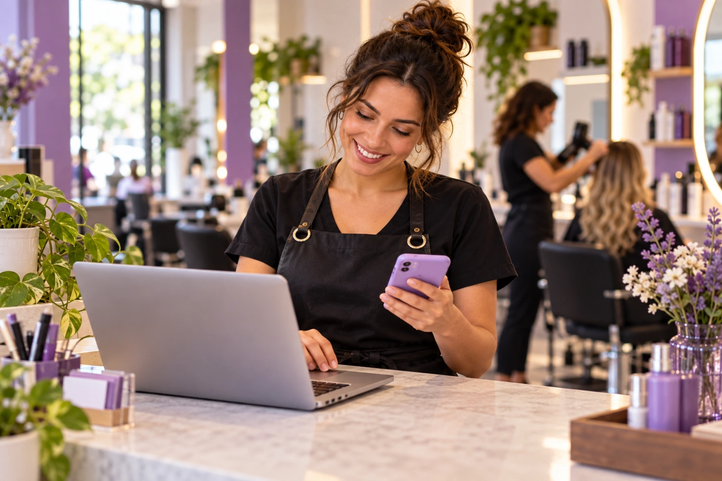 Profissional de salão de beleza conferindo a agenda de clientes
